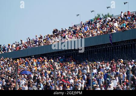 Foto di archivio datata 17-07-2021 dei tifosi guardano la corsa sprint del Gran Premio di Gran Bretagna a Silverstone, Towcester. Data di emissione: Venerdì 20 agosto 2021. Foto Stock