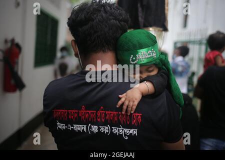 Dhaka, Bangladesh. 20 ago 2021. Il decimo di Muharram è molto sacro per i musulmani. Il giorno di Ashura è un giorno di profondo lutto per il mondo musulmano, ma anche molto importante per varie ragioni religiose. A causa della situazione di infezione da coronavirus, tutti i tipi di processioni sono vietati in occasione della Santa Ashura quest'anno. Ecco perché la Santa Ashura viene celebrata con la dovuta dignità all'interno del luogo di preghiera della comunità sciita in tutto il paese. Si è visto che le persone ignoravano le distanze sociali durante l'evento. (Credit Image: © Md. Rakibul Hasan/ZUMA Press Wire) Credit: ZUMA Press, Inc./Ala Foto Stock