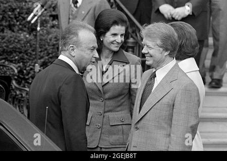 Il presidente degli Stati Uniti Jimmy carter e la prima signora Rosalynn carter salutano il primo ministro Yitzhak Rabin d'Israele e sua moglie Leah, mentre arrivano alla Casa Bianca a Washington, DC lunedì 7 marzo 1977.Credit: Benjamin E. 'gene' Forte / CNP /MediaPunch Foto Stock