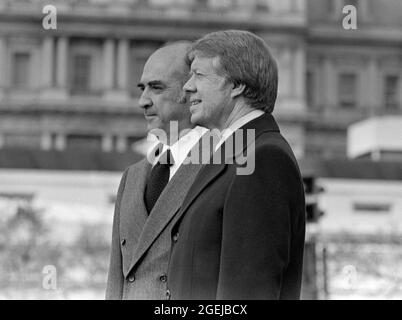 Il presidente degli Stati Uniti Jimmy carter, a destra, e il presidente del Messico José López Portillo, a sinistra, durante una cerimonia di arrivo della visita di Stato alla Casa Bianca di Washington, DC lunedì 14 febbraio 1977.Credit: Benjamin E. 'gene' Forte / CNP /MediaPunch Foto Stock