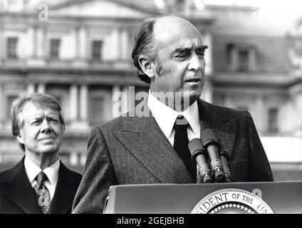 Il presidente José López Portillo del Messico, a destra, fa le sue osservazioni mentre è accolto alla Casa Bianca per una visita di Stato a Washington, DC dal presidente degli Stati Uniti Jimmy carter, a sinistra, lunedì 14 febbraio 1977. Nelle sue osservazioni, il presidente López Portillo ha lodato il rapporto tra gli Stati Uniti e il Messico e ha attendo con impazienza i suoi colloqui con il presidente carter.Credit: Benjamin E. 'gene' Forte / CNP /MediaPunch Foto Stock