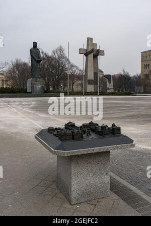 POZNAN, POLONIA - 05 marzo 2018: Un punto di riferimento in miniatura con la scultura di Adam Mickiewicz e il monumento della rivolta del 1956 Foto Stock