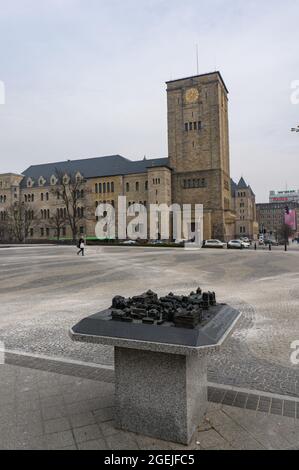 POZNAN, POLONIA - 05 marzo 2018: Un punto di riferimento in miniatura con la scultura di Adam Mickiewicz e il monumento della rivolta del 1956 Foto Stock