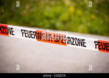 Non attraversare la linea da vigili del fuoco - BAD AUSSEE, AUSTRIA, EUROPA - 30 LUGLIO 2021 Foto Stock