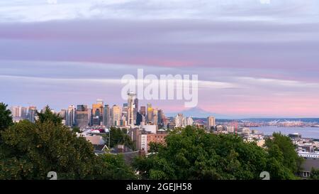 Colora il cielo su Setalle Skyline con Mount Rainer in backgroun Foto Stock