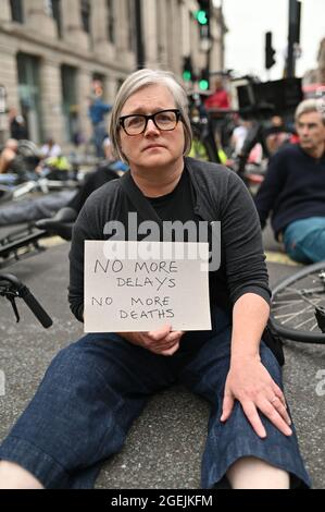 Londra, Regno Unito. 20 agosto 2021. Protesta in onore del dottor Marta Krawiec che è stato ucciso durante la guida da un conducente di un camion HGV. I manifestanti chiedono al consiglio e al TfL di attuare tempestivamente misure più sicure per proteggere i ciclisti di Londra. Credit: Andrea Domeniconi/Alamy Live News Foto Stock