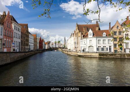 Vista sui canali di Bruges durante una giornata di sole a maggio. Foto Stock