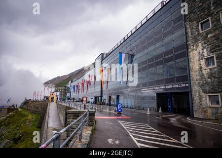 Ampio parcheggio in cima alla strada alpina Grossglockner in Austria - KAPRUN, AUSTRIA, EUROPA - 4 AGOSTO 2021 Foto Stock
