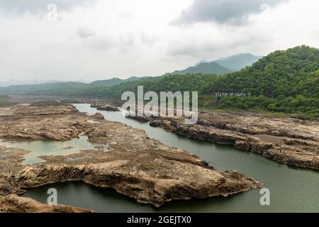 Letto del fiume Narmada visto dal livello dei piedi della Statua dell'unità nella valle di Narmada, colonia di Kevadiya, distretto di Narmada, Gujarat, India Foto Stock