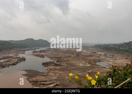 Letto del fiume Narmada visto dal livello dei piedi della Statua dell'unità nella valle di Narmada, colonia di Kevadiya, distretto di Narmada, Gujarat, India Foto Stock