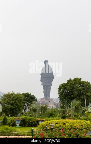 Statua dell'unità vista dalla Valle dei Fiori in una giornata nuvolosa nella valle di Narmada, colonia di Kevadiya, distretto di Narmada, Gujarat, India. Foto Stock