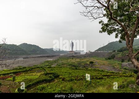 Statua dell'unità vista dalla Valle dei Fiori in una giornata nuvolosa nella valle di Narmada, colonia di Kevadiya, distretto di Narmada, Gujarat, India. Foto Stock