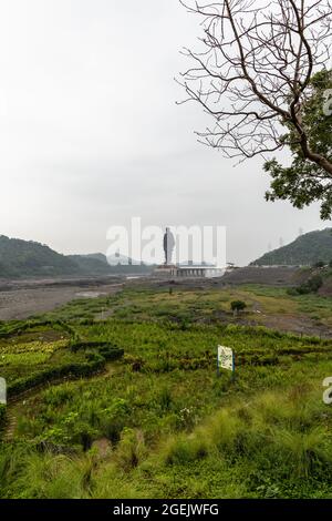 Statua dell'unità vista dalla Valle dei Fiori in una giornata nuvolosa nella valle di Narmada, colonia di Kevadiya, distretto di Narmada, Gujarat, India. Foto Stock