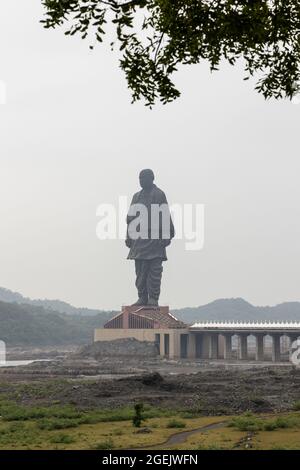 Statua dell'unità vista dalla Valle dei Fiori in una giornata nuvolosa nella valle di Narmada, colonia di Kevadiya, distretto di Narmada, Gujarat, India. Foto Stock