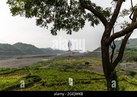 Statua dell'unità vista dalla Valle dei Fiori in una giornata nuvolosa nella valle di Narmada, colonia di Kevadiya, distretto di Narmada, Gujarat, India. Foto Stock