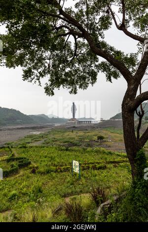 Statua dell'unità vista dalla Valle dei Fiori in una giornata nuvolosa nella valle di Narmada, colonia di Kevadiya, distretto di Narmada, Gujarat, India. Foto Stock