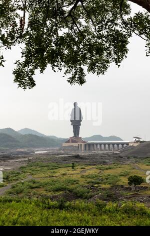 Statua dell'unità vista dalla Valle dei Fiori in una giornata nuvolosa nella valle di Narmada, colonia di Kevadiya, distretto di Narmada, Gujarat, India. Foto Stock