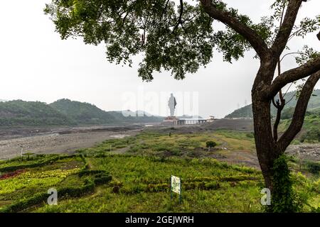 Statua dell'unità vista dalla Valle dei Fiori in una giornata nuvolosa nella valle di Narmada, colonia di Kevadiya, distretto di Narmada, Gujarat, India. Foto Stock