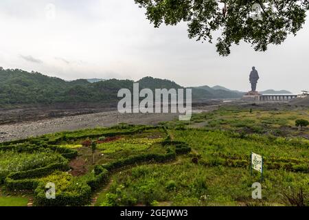 Statua dell'unità vista dalla Valle dei Fiori in una giornata nuvolosa nella valle di Narmada, colonia di Kevadiya, distretto di Narmada, Gujarat, India. Foto Stock