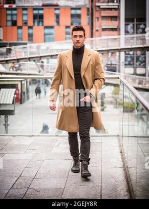 Un bel giovane uomo elegante in un ambiente cittadino Foto Stock