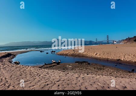 Vista sul Golden Gate Bridge da Baker Beach, San Francisco, California, U.S.A Foto Stock