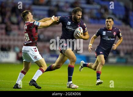 Alex Walmsley di St Helens (centro) è affrontato da Harry Smith dei guerrieri Wigan durante la Betfred Super League al DW Stadium, Wigan. Data foto: Venerdì 20 agosto 2021. Vedi la storia di PA RUGBYL Wigan. Il credito fotografico dovrebbe essere: Mike Egerton/PA Wire. RESTRIZIONI: L'uso è soggetto a restrizioni. Solo per uso editoriale, nessun uso commerciale senza previo consenso da parte del titolare dei diritti. Foto Stock