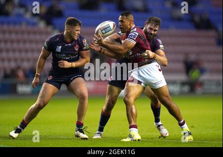 Willie Isa (centro) dei Warriors di Wigan è affrontata da Morgan Knowles di St Helens e Alex Walmsley durante la Betfred Super League al DW Stadium di Wigan. Data foto: Venerdì 20 agosto 2021. Vedi la storia di PA RUGBYL Wigan. Il credito fotografico dovrebbe essere: Mike Egerton/PA Wire. RESTRIZIONI: L'uso è soggetto a restrizioni. Solo per uso editoriale, nessun uso commerciale senza previo consenso da parte del titolare dei diritti. Foto Stock