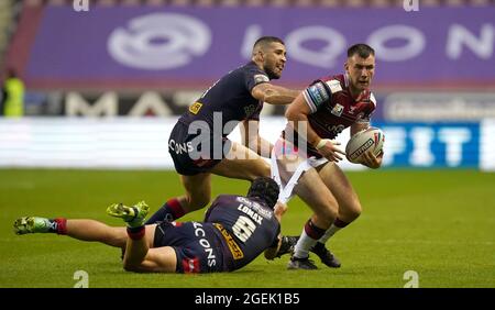 Harry Smith dei Guerrieri Wigan (a destra) è affrontato da Jonny Lomax di St Helens durante la Betfred Super League al DW Stadium, Wigan. Data foto: Venerdì 20 agosto 2021. Vedi la storia di PA RUGBYL Wigan. Il credito fotografico dovrebbe essere: Mike Egerton/PA Wire. RESTRIZIONI: L'uso è soggetto a restrizioni. Solo per uso editoriale, nessun uso commerciale senza previo consenso da parte del titolare dei diritti. Foto Stock