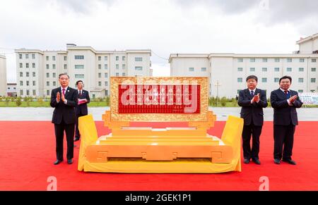 Nagqu, Cina. 20 ago 2021. (210820) -- NAGQU, 20 agosto 2021 (Xinhua) -- Wang Yang, membro del Comitato centrale del Comitato politico del Partito comunista cinese (CPC) e presidente del Comitato nazionale della Conferenza consultiva politica popolare cinese, Chi guida una delegazione centrale in Tibet, presenta una targa di congratulazioni, sulla quale Xi Jinping, segretario generale del Comitato Centrale del CPC, ha scritto le iscrizioni 'costruire un bellissimo e felice Tibet e insieme realizzare il grande sogno di ringiovanimento nazionale' per la città di Nagqu, a sud Foto Stock