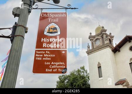 LOS ANGELES, CALIFORNIA - 18 AGO 2021: Old Spanish Trail segno nella storica Olvera Street con la la Plaza United Methodist Church sullo sfondo. Foto Stock