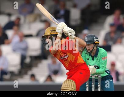 Londra, Regno Unito. 20 agosto 2021. Erin Burns of the Birmingham Phoenix batte mentre gli Invincenti Oval si lanciano nella Birmingham Phoenix in Eliminator della competizione di cricket delle cento donne al Kia Oval. Il cento è un nuovo formato di cricket introdotto dalla BCE. David Rowe/Alamy Live News. Foto Stock