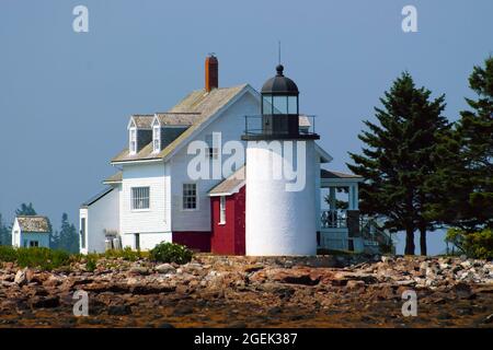 Il faro di Eggemoggin, noto anche come Blue Hill Bay Light, si trova su un'isola bassa durante la bassa marea nel Maine. Foto Stock