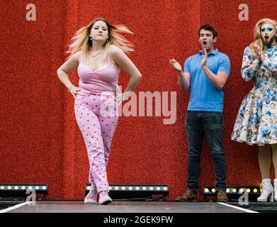 Edimburgo, Scozia, Regno Unito, 20 agosto 2021. Edinburgh International Film Festival: Una performance speciale in vista della proiezione in anteprima al Festival Theatre del film musicale amazzonico 'Everybody's Talking about Jamie' . Nella foto: Gli artisti di trascinamento scelgono i membri del pubblico per puntarsi sulla passerella, qui una giovane donna Foto Stock