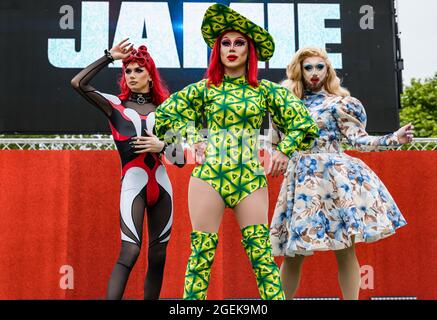 Edimburgo, Scozia, Regno Unito, 20 agosto 2021. Edinburgh International Film Festival: Una performance di drag artist prima della proiezione in anteprima al Festival Theatre del film musicale amazzonico ‘Everybody’s Talking about Jamie’. Nella foto (da L a R): Latex (performer), Lady rampant (MC e performer), Julianne Hoore (performer) con il titolo del film su uno schermo gigante Foto Stock