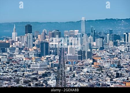 Vista del quartiere finanziario da Twin Peaks, San Francisco, California, U.S.A Foto Stock