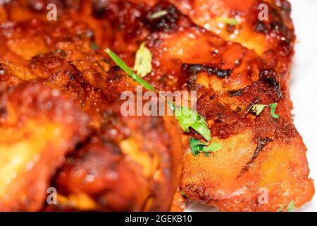 Primo piano immagine del pollo piccante Tandoori di stile indiano. Messa a fuoco selettiva Foto Stock