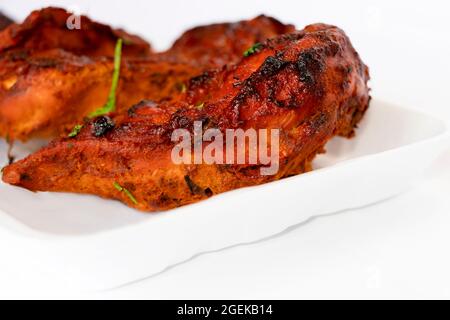 Primo piano immagine di pollo alla raggina in stile Kerala su sfondo bianco. Vista laterale, profondità di campo poco profonda Foto Stock