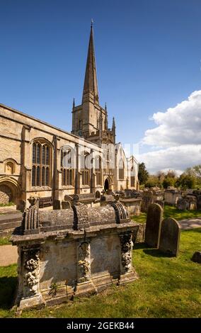 Regno Unito, Inghilterra, Oxfordshire, Burford, St John the Baptist Church, Bale tomba ad arco in cimitero Foto Stock