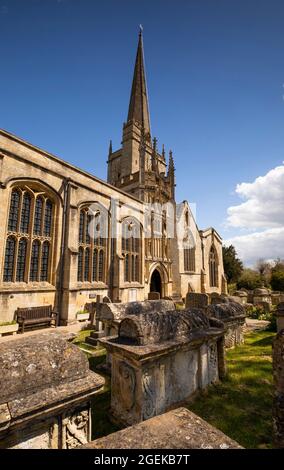 Regno Unito, Inghilterra, Oxfordshire, Burford, St John the Baptist Church, Bale arcate tombe in cimitero Foto Stock