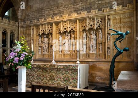 Regno Unito, Inghilterra, Oxfordshire, Burford, St John the Baptist Church, Sylvester (Silvester) Aisle, Lady Chapel altare con orgogliosa scultura di Padre da parte locale scu Foto Stock