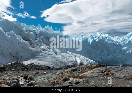 Strati di ghiaccio nevoso sul ghiacciaio Perito Moreno Foto Stock