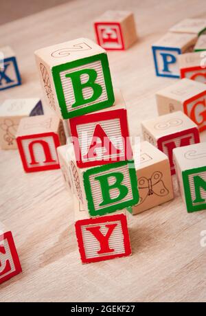 I blocchi giocattolo che scrivono 'BAMBINO' Foto Stock