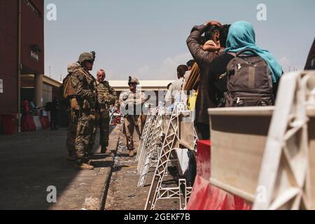 Kabul, Afghanistan. 20 ago 2021. I Marines degli Stati Uniti assegnati alla 24a unità Marine Expeditionary, aiutano i civili di processo durante l'evacuazione dei non-combattenti all'Aeroporto Internazionale Hamid Karzai, parte dell'operazione Allees Refuge 20 agosto 2021 a Kabul, Afghanistan. Credit: Planetpix/Alamy Live News Foto Stock