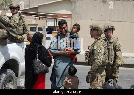 Kabul, Afghanistan. 20 ago 2021. Soldati statunitensi con la 10° Divisione montagna, scortano i civili alla sicurezza durante l'evacuazione dei non combattenti all'Aeroporto Internazionale Hamid Karzai, parte dell'operazione Allees Refuge 20 agosto 2021 a Kabul, Afghanistan. Credit: Planetpix/Alamy Live News Foto Stock