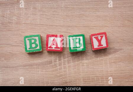 I blocchi giocattolo che scrivono 'BAMBINO' Foto Stock