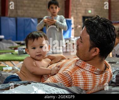 Al Udeied Air base, Qatar. 20 ago 2021. Gli evacuati da Kabul aspettano un rifugio dopo essere arrivati per la lavorazione il 20 agosto 2021 alla base aerea di al Udeied, Qatar. Credit: Planetpix/Alamy Live News Foto Stock