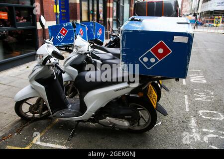 Bristol, Regno Unito. 16 Agosto 2021. Domino's Pizza consegna scooters visto a Bristol. Credit: SOPA Images Limited/Alamy Live News Foto Stock