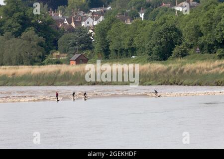 Surfers sul tunnel Severn visto da Broadoak con Newham su Severn in background Foto Stock