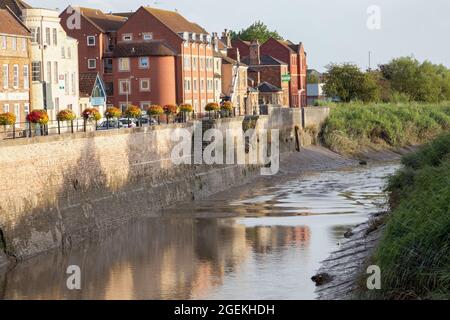 Il foro Parrett Tidal che passa attraverso Bridgwater, in questo caso come un'onda ondulata debole Foto Stock