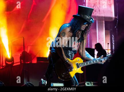 19 agosto 2021, Los Angeles, California, USA: Il chitarrista Slash della rock band Guns N' Roses si esibisce dal vivo durante un concerto al Banc of California Stadium. (Credit Image: © K.C. Filo Alfred/ZUMA Press) Foto Stock